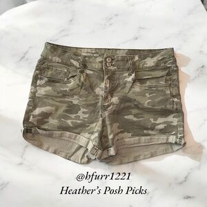SO JUNIORS FAVORITE MIDI CAMO SHORTS SIZE 15